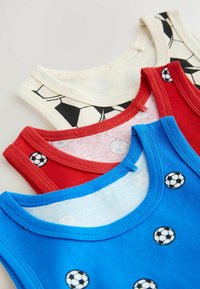 Tre ärmlösa t-shirts i röd, blå och krämfärgad, med fotbollsdesign. Tillverkade av mjuk bomull, med ribbade halsringningar och rundade kanter.