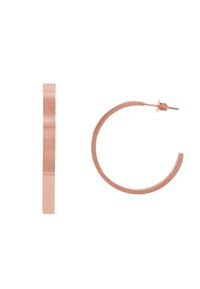 Orecchini a cerchio in oro rosa con un design circolare e liscio, dotati di un bordo piatto. Gli orecchini hanno una chiusura a perno per un indossamento sicuro.