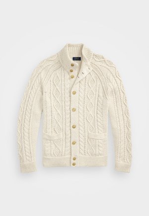 Cardigan de punto trenzado en crema, con cuello chal, botones dorados, dos bolsillos frontales y patrones de punto texturizado por toda la prenda.