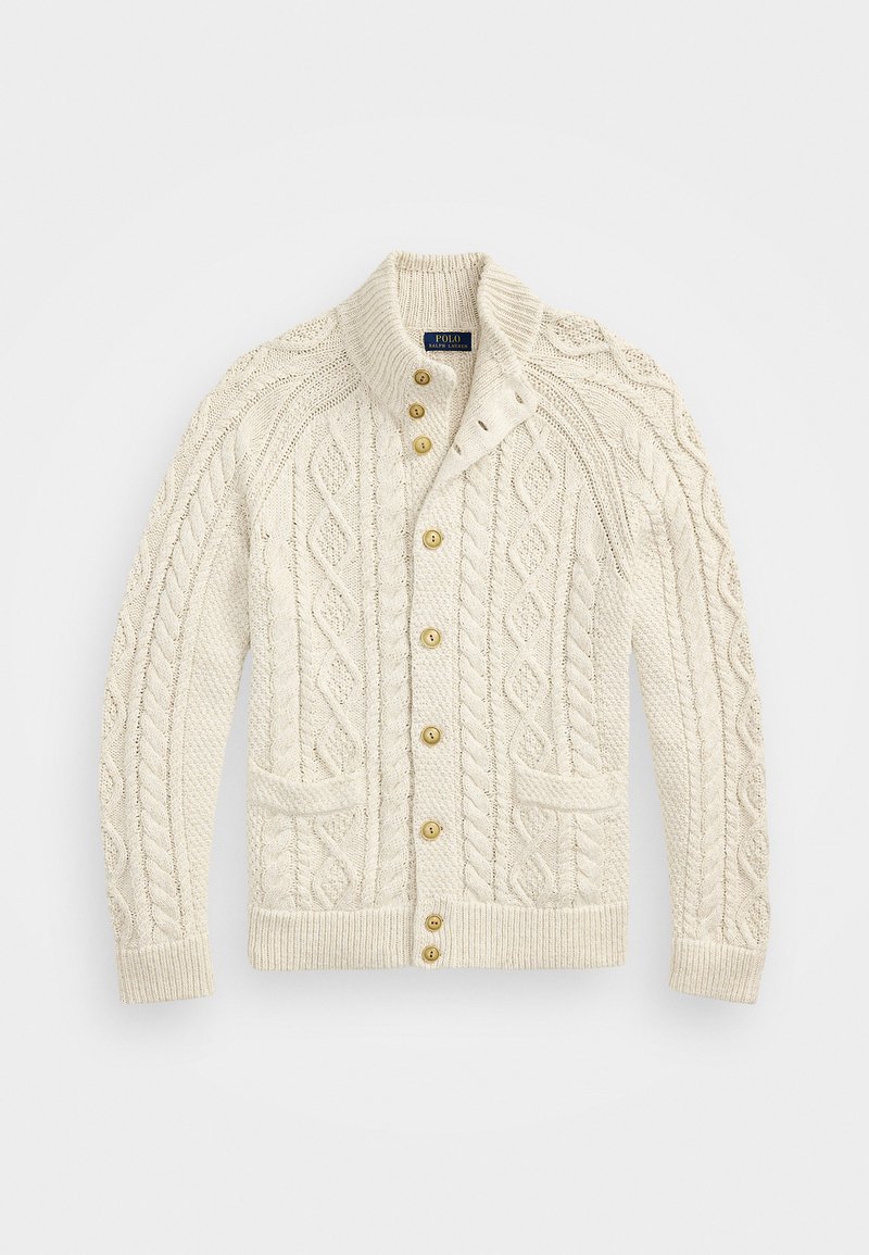 Cardigan a maglia cable in crema, con colletto sciallato, bottoni dorati, due tasche frontali e motivi a maglia tessutati in tutto il capo.