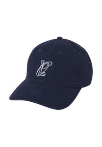 Námornícky modrá baseballová čiapka vyrobená z bavlny, so vyšitým bielym logom na prednej strane, zakriveným brímom a šiestimi ventilačnými otvormi na vrchu.