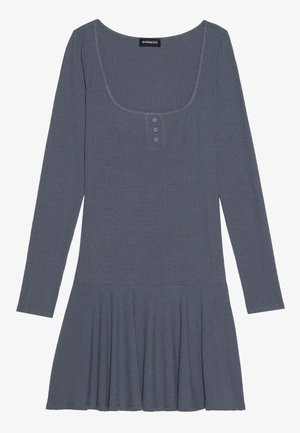 Abito grigio a maniche lunghe con scollatura quadrata, chiusura a bottoni e dettagli a poncho. Il tessuto ha una finitura morbida e testurizzata.