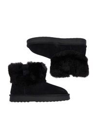 O pereche de cizme de iarnă din suede negru, cu o margine groasă din blană pufoasă și talpă din cauciuc plat, una în poziție verticală și cealaltă întoarsă pe lateral.