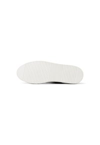Suola della scarpa in gomma bianca con scanalature orizzontali e un leggero bordo arrotondato. Presenta una superficie liscia con un design pulito e minimalista.
