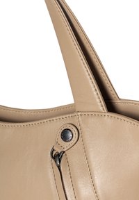 Borsa a mano in pelle beige con texture liscia, dotata di doppio manico, chiusura con zip e dettaglio decorativo con bottone metallico.
