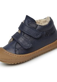 Námořnické modré kožené boty s béžovým umělým kožíškem uvnitř, vybavené dvěma nastavovacími suchými zipy a texturovanou hnědou gumovou podrážkou.