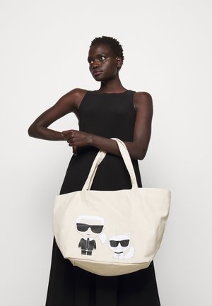 IKONIK KARL CHOUPETTE TOTE - Velk kabelka - natural