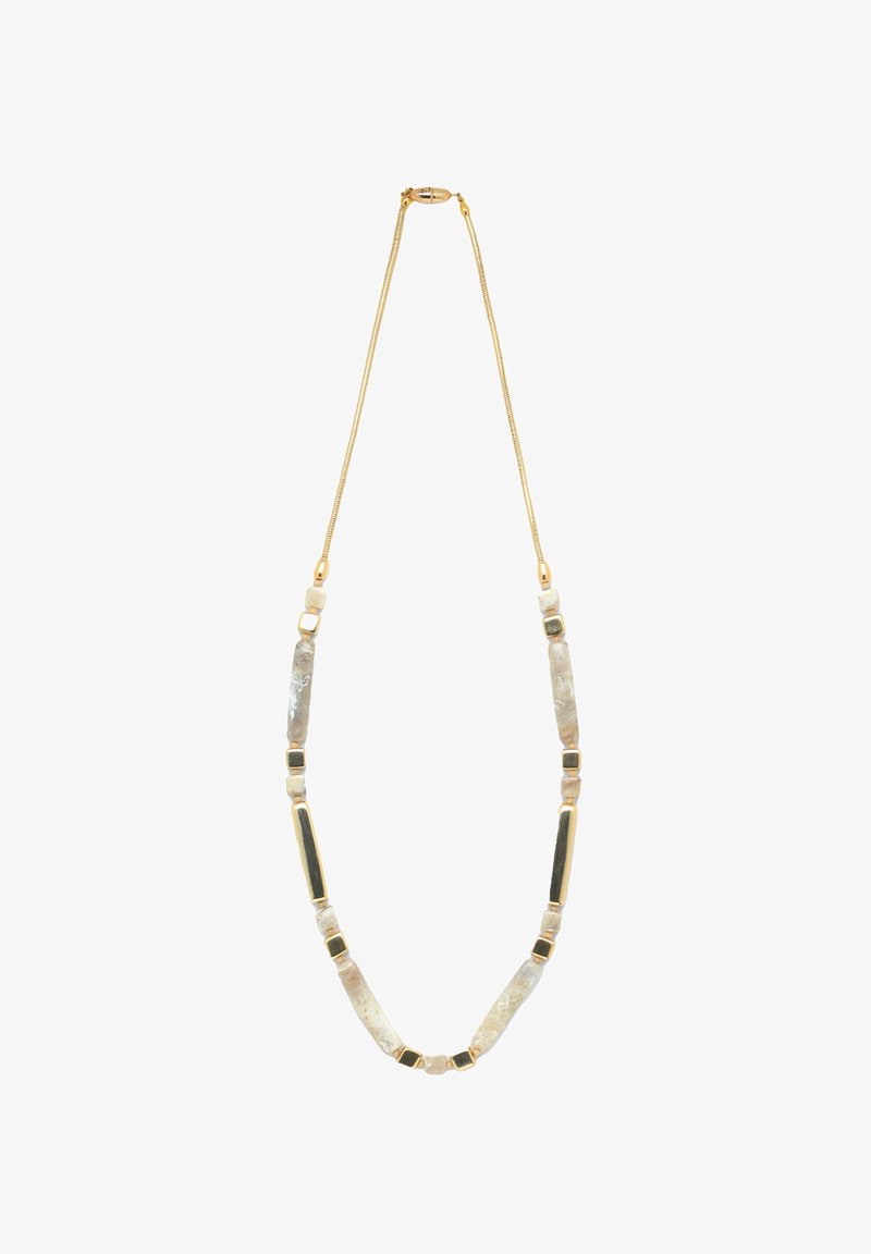 Metāla zelta ķēdes kaklarota ar maiņām caurspīdīgām un necaurspīdīgām taisnstūrveida pērlēm neitrālās krāsās, veidojot teksturētu dizainu.