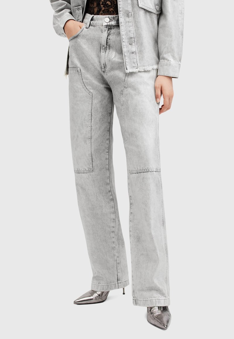 Jeans de pierna ancha gris claro con un acabado texturizado y detalles de costura visibles. Cuenta con bolsillos inclinados y un dobladillo deshilachado.