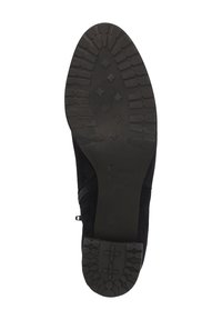 Schwarze Wildlederstiefel mit einer strukturierten Gummisohle, die ein Zickzackprofil für besseren Halt aufweist und einen seitlichen Reißverschluss für einfaches Anziehen hat.