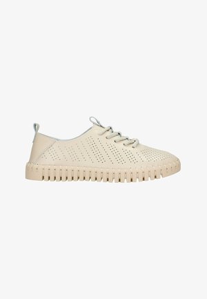 Baskets en cuir perforé beige avec des lacets gris clair, semelle flexible à rainures et accent contrastant au talon pour une meilleure traction.