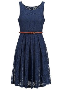 Marineblauwe kanten jurk met een mouwloze ontwerpen, nauwsluitend lijfje en een uitlopende rok, aangesnoerd op de taille met een tan leren riem.