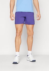 Lühikesed lillad spordishortsid sileda tekstuuriga. Kandsid helesinist särki ja valgeid tossusid, millel on sinised aktsendid talladel.