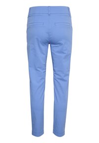 Pantalon en coton bleu clair à coupe slim, avec des poches arrière, des coutures soignées et une coupe droite.