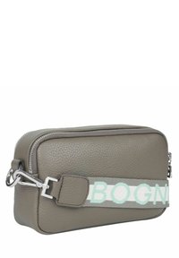 Grå læder crossbody taske med en struktureret overflade, sølv lynlås og en rem med fed aqua-tekst på en grå baggrund.