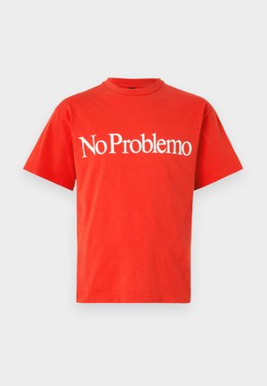 Rotes Baumwoll-T-Shirt mit kurzen Ärmeln und Rundhalsausschnitt. Mit auffälligem weißen Text "No Problemo" auf der Brust. Glatte Textur.