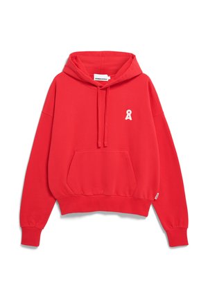 Rode capuchontrui gemaakt van zachte stof, met een voorzak en een wit logo op de borst. Mouwen en zoom zijn geribd.