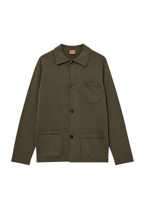 Olivengrøn jakke lavet af struktureret stof, med krave, knaplukning foran, en brystlomme og to nederste lommer.