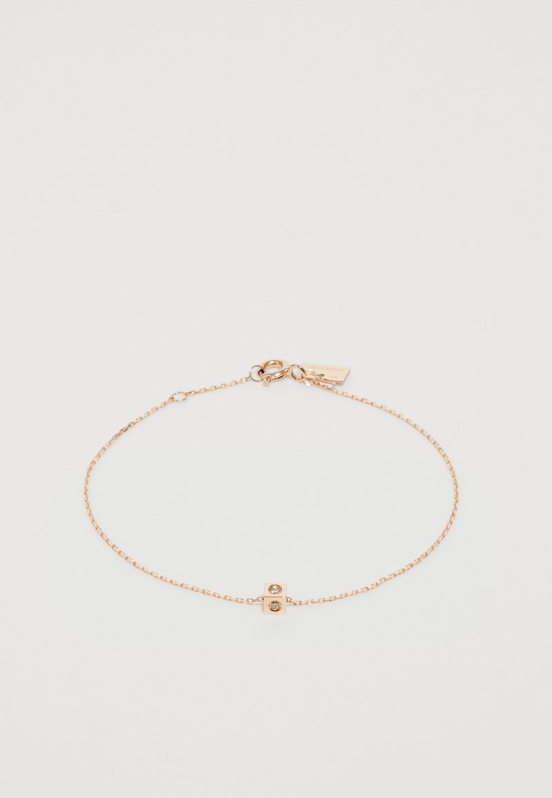 Armband aus Roségold mit einer feinen Kette, ausgestattet mit einem rechteckigen Akzent und einem kleinen runden Stein sowie einem Federringverschluss für sicheren Halt.