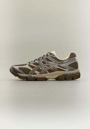 Scarpa da corsa ASICS marrone e beige con tomaia in mesh, suola ammortizzata e dettagli riflettenti argento, mostrata di profilo su sfondo neutro.