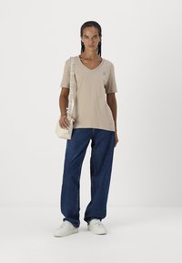 Calvin Klein Jeans BADGE V NECK TEE - Základné tričko - goat