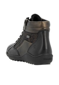 Bottes de cheville noires et marron métallisé en cuir texturé, avec fermeture éclair sur le côté et semelle en caoutchouc, dotées d'un talon renforcé et d'un détail de logo.