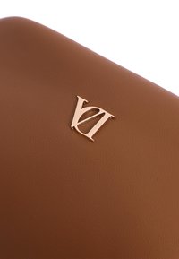Cartera de cuero marrón texturizado con un prominente logo dorado "LV", que enfatiza líneas elegantes y un diseño minimalista.
