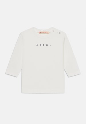 Hvit langermet t-skjorte med rund hals, en marineblå "MARNI" logo på brystet, og dekorative trykknapper på den ene skulderen.