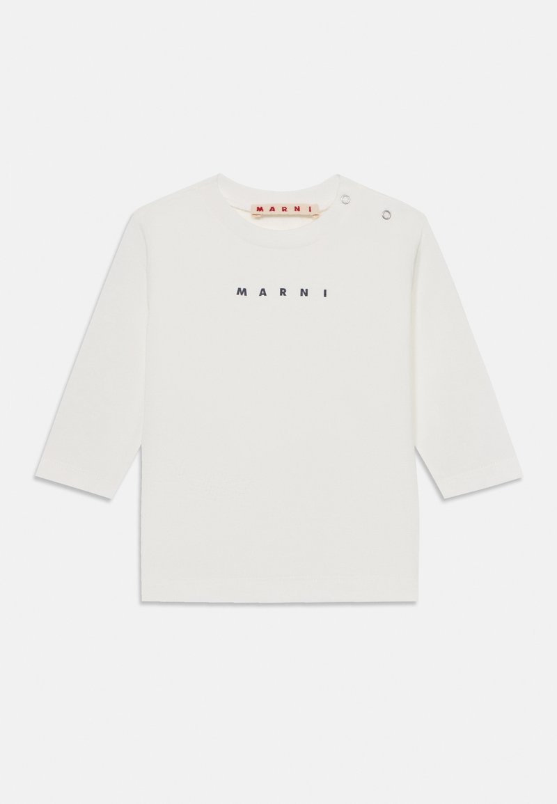 Vit långärmad t-shirt med rund halsringning, en marinblå "MARNI" logotyp på bröstet och dekorativa tryckknappar på ena axeln.