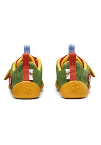 Scarpe in tessuto verde con finitura texturizzata, dettagli gialli e fodera rossa. Presentano linguette blu e una suola in gomma arrotondata con branding.