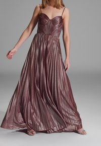 Lång, ärmlös kvällsklänning i metallisk mauve, med plisserad kjol och åtsittande bodice med hjärtformad halsringning och tunna remmar.