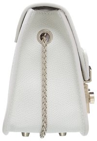 Biała torebka o teksturowanej powierzchni z łańcuszkiem, okrągłym elementem metalowym i wyraźnie zarysowanym kształtem z gładką krawędzią i płaską podstawą.