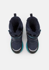 Stivali invernali navy con fodera in pile, suola in gomma nera, dettagli blu, fasce con velcro e design a punta arrotondata.