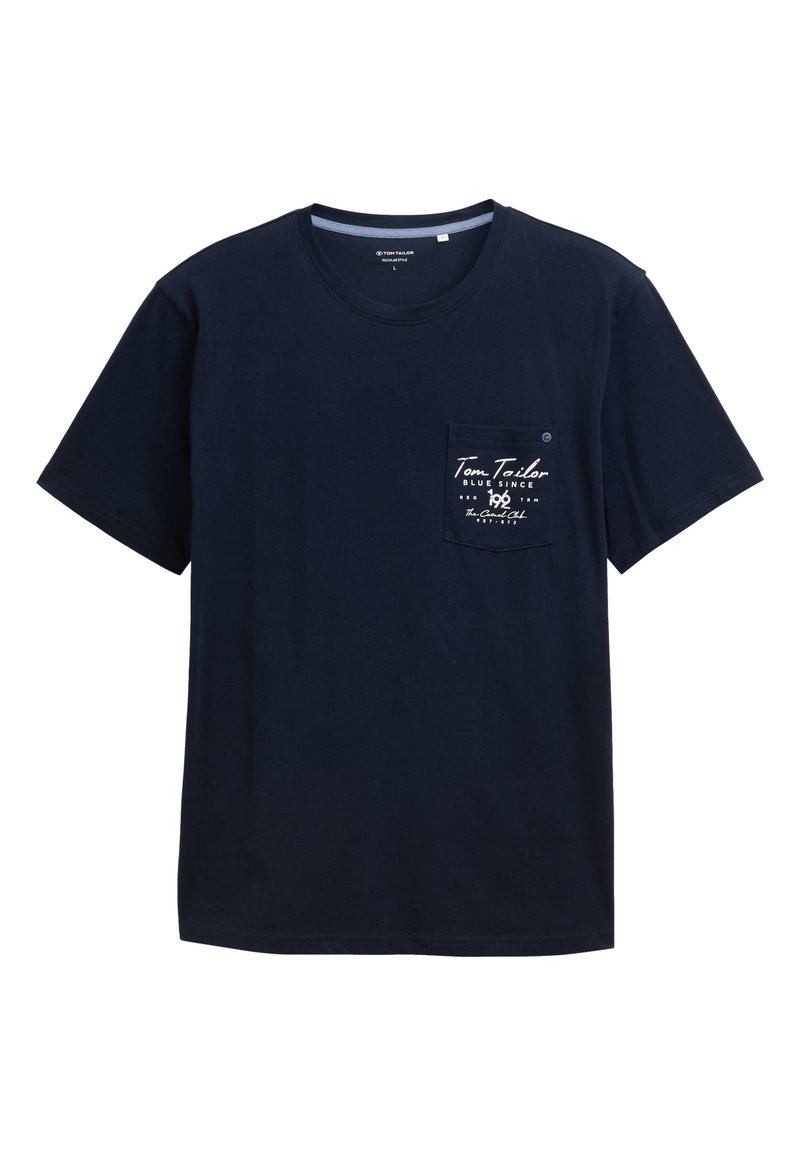Mørkeblå bomulds T-shirt med korte ærmer, rund hals og en frontlomme med hvid trykt tekst og logo detaljer.