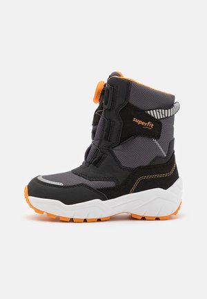 Schwarze und graue Winterstiefel mit orangefarbenen Akzenten, Gummisohle, strukturiertem Obermaterial und verstellbarem Verschluss. Reflektierende Details am Schaft.