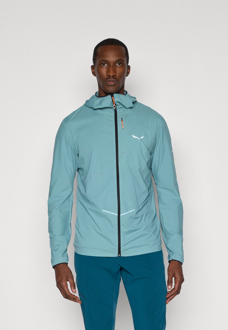 Ελαφρύ, αμάνικο μπουφάν από μαλακό teal ύφασμα. Διαθέτει εμπρός φερμουάρ, ανακλαστικές λεπτομέρειες και έχει σχεδιαστεί με εφαρμοστό σχέδιο και ελαστικούς μανσέτες.