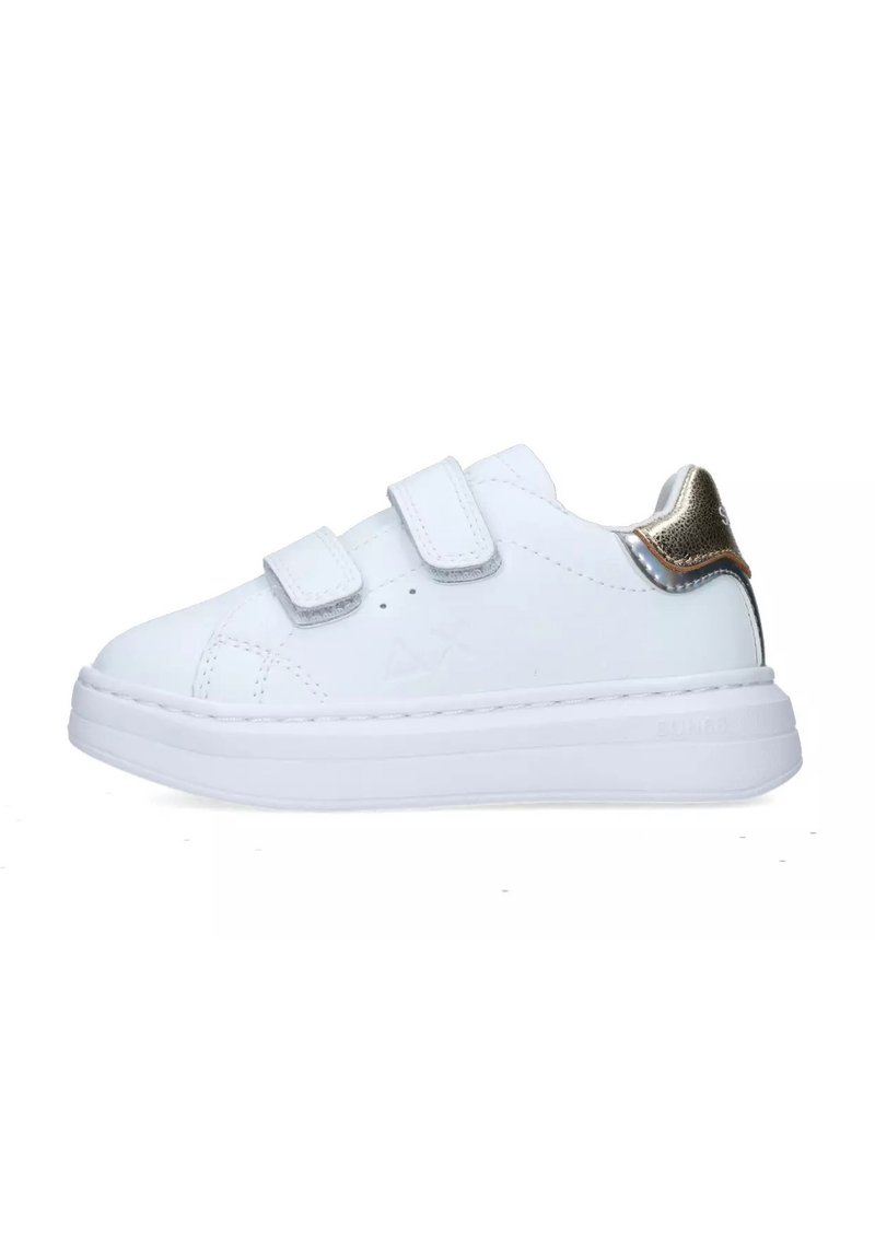 Sneaker bianca con due cinturini in velcro, una texture in pelle liscia e un accento metallico argento sul tallone. Suola spessa bianca, design minimale.