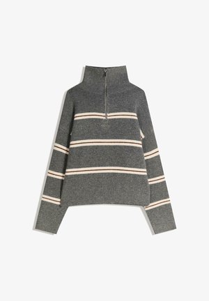 Pullover grigio con un alto colletto e mezza zip. Presenta strisce orizzontali crema e marroni. Realizzato in un morbido materiale a maglia.