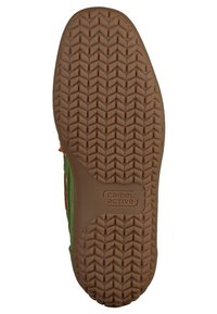 Semelle de chaussure en caoutchouc marron avec un motif en chevrons texturé. Présente la marque "camel active" embossée dans la zone du talon.