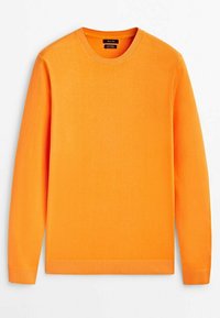 Pomarańczowy sweter z dekoltem w kształcie łódki, ściągaczami na mankietach i na dole. Materiał jest gładki, bez widocznych wzorów czy ozdób.