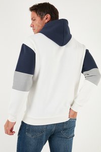 Hættetrøje med et farveblokeret design bestående af hvide, marineblå og grå sektioner. Lavet af blødt stof med ribbede manchetter og kant.