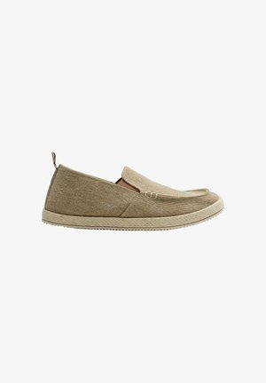 Zapato casual beige sin cordones con parte superior de tela texturizada, puntera redondeada, lengüeta en el talón y entresuela con patrón tejido.