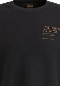 Schwarzes, strukturiertes T-Shirt mit rundem Ausschnitt. In Beige gestickt: "PME LEGEND AVIATOR" mit zusätzlichem Text darunter.