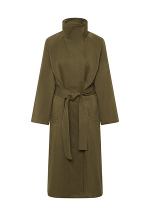 Ilgas alyvuogių žalios spalvos paltas su diržu, aukštu apykakliu ir ilgomis rankovėmis, su priekinėmis kišenėmis ir laisvu siluetu.