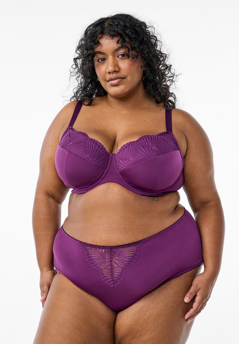 Set di reggiseno viola e culotte a vita alta con dettagli in pizzo sui coppe del reggiseno e sul davanti delle culotte, in tessuto morbido e con spalline regolabili.