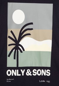 Design graphique représentant un palmier contre un coucher de soleil ; les couleurs incluent le gris, le beige, le blanc, le vert pâle et un fond bleu marine foncé. Texte "ONLY & SONS" en dessous.