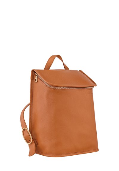 Rucksack aus hellbraunem Leder mit strukturiertem Design, ausgestattet mit einer oberen Klappe, einem goldfarbenen Reißverschluss, verstellbarem Riemen und einem oberen Griff zum Tragen.