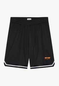 Shorts de sport noirs en tissu en mesh, avec une bande d'accent blanche et un logo orange au bas à l'avant, dotés d'une taille élastique.