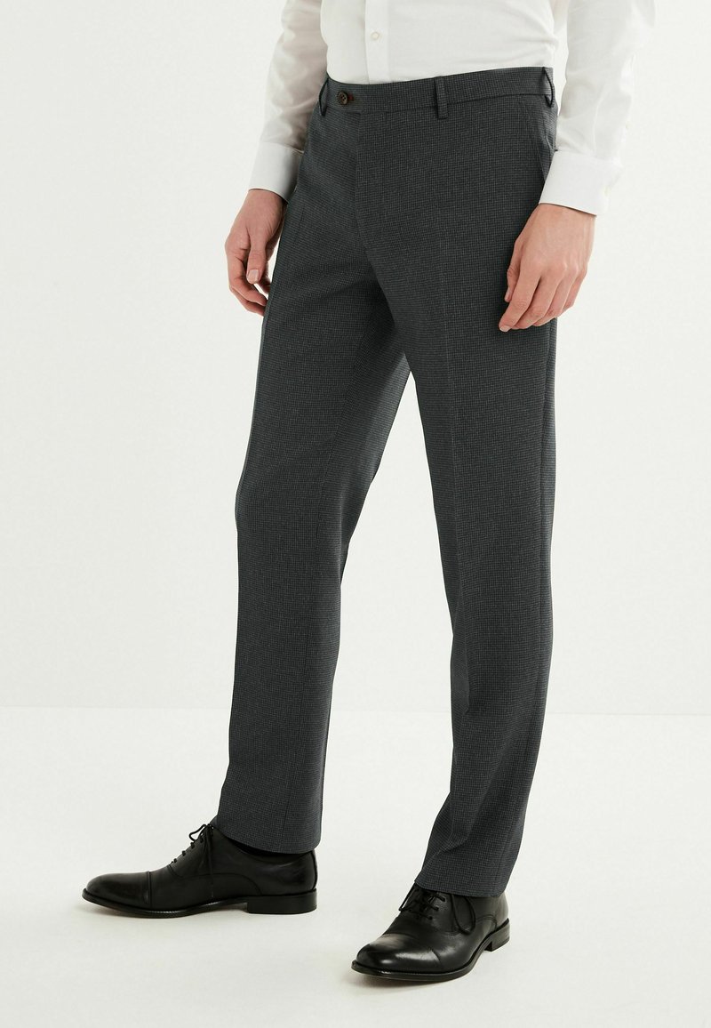 Pantalons en tissu tissé à motif gris avec une coupe droite. Comprend deux poches avant et une fermeture à un bouton.