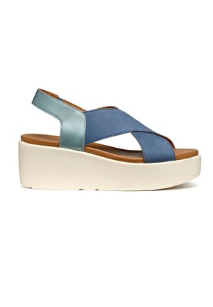 Blaue und türkisfarbene Sandalen mit Riemen und Wedge-Plateau. Obermaterial aus glattem Leder, braune Fußbett und weiße Gummisohle.